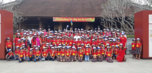 Tiểu học Kỳ Phương đẫ tổ chức cho học sinh hoạt động trải nghiệm về thăm quê hương Bác Hồ kính yêu, thăm Di tích lịch sử Ngã ba Đồng Lộc và Khu tưởng niệm của người anh hùng Lí Tự Trọng.